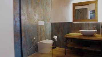 Habitación Royal, vista a la ciudad | Baño | Regadera, secadora de cabello, toallas, jabón