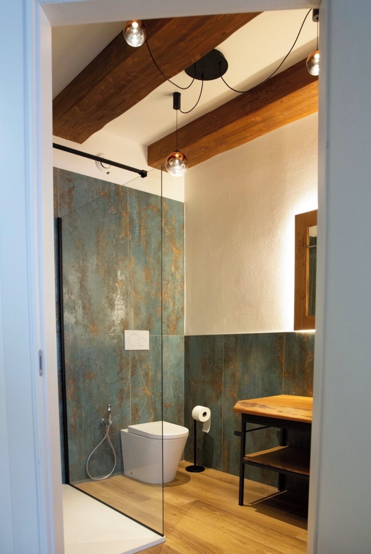 Chambre Royale, vue ville | Salle de bain | Douche, sèche-cheveux, serviettes fournies, savon
