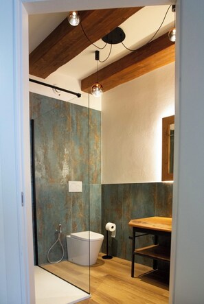 Royal kamer, uitzicht op stad | Badkamer | Een douche, een haardroger, handdoeken, zeep
