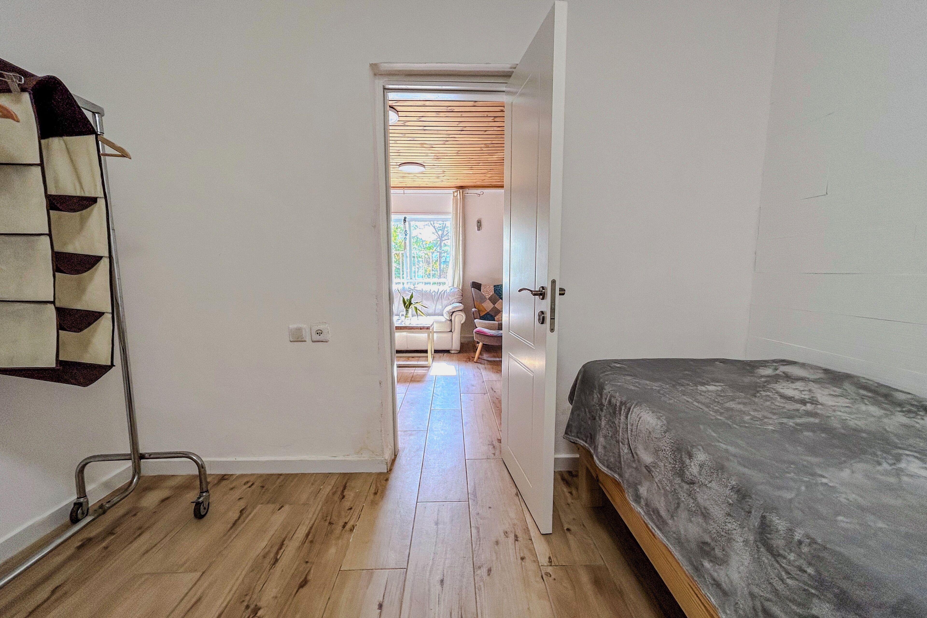 2 bedrooms, internet, bed sheets