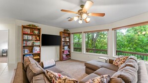 Living area - Four Bedroom Home with War Eagle River View and Access (Rogers)