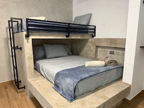 Ein Stockbett mit einem Bett unten und einem Bett darüber.