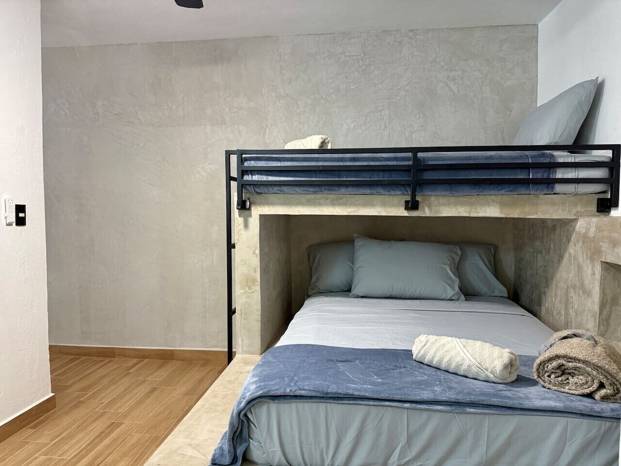 Desk, iron/ironing board, WiFi, bed sheets