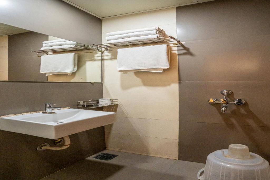 Habitación clásica doble | Baño | Artículos de higiene personal gratuitos, toallas y jabón