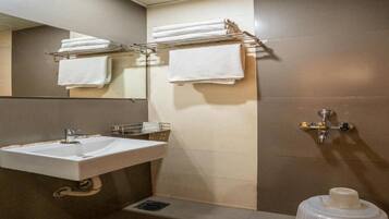 Habitación clásica doble | Baño | Artículos de higiene personal gratuitos, toallas y jabón