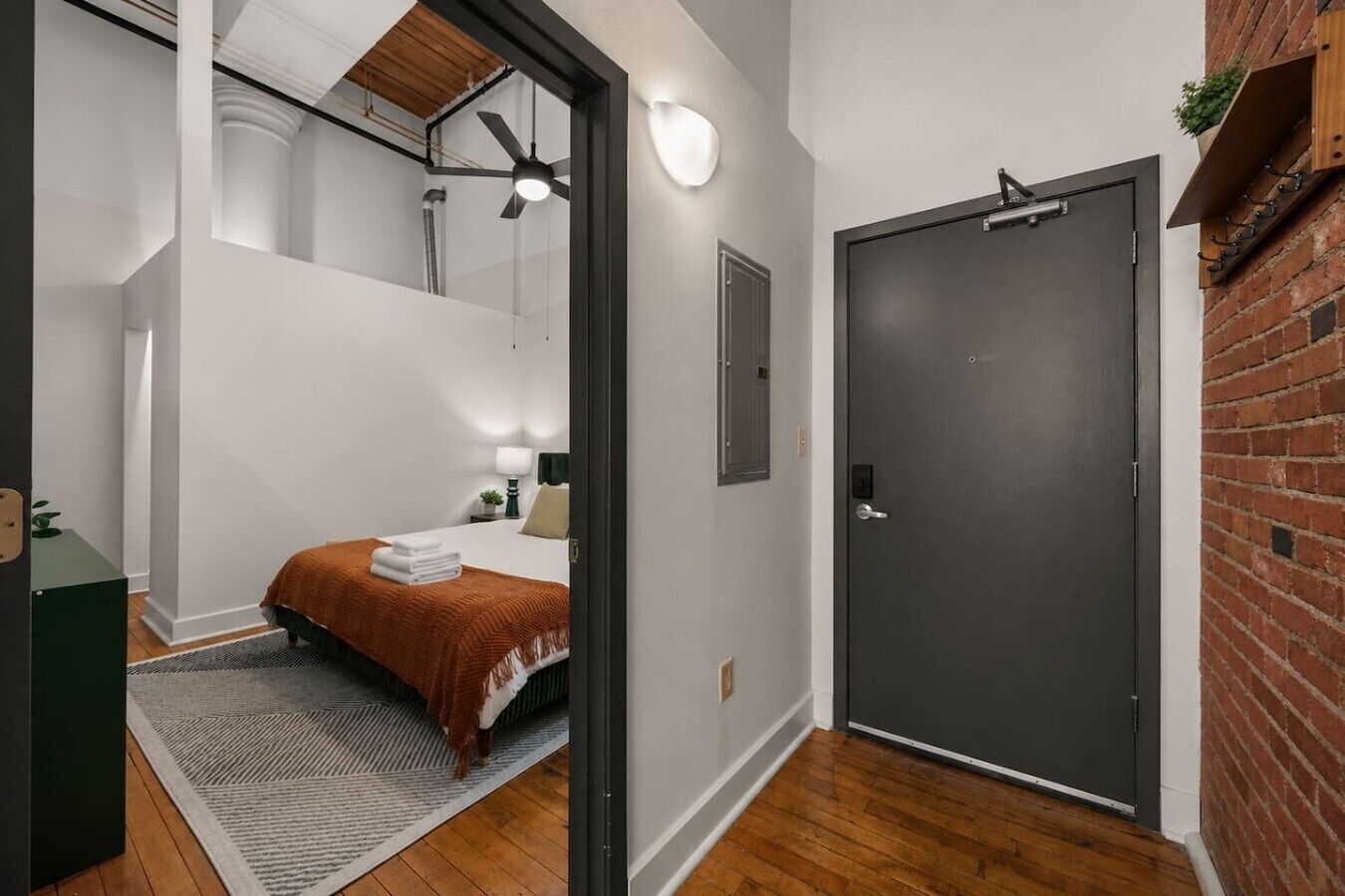 1 habitación, escritorio, tabla de planchar con plancha y cuna de viaje 
