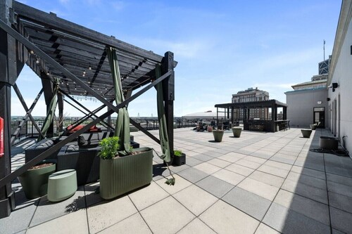 Designer 1BR King + Rooftop + Gym + Free Parking, Downtown St. Louis