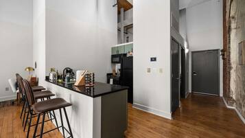 Coffee/tea maker, fridge, microwave, oven