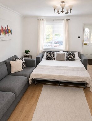 WiFi, bed sheets - Modern 2-Bed House Parking & Wi-Fi sleeps 4-5 (Bedford)