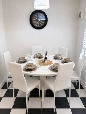 Dining - Modern 2-Bed House Parking & Wi-Fi sleeps 4-5 (Bedford)