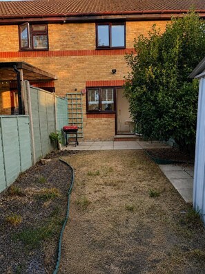 Exterior - Modern 2-Bed House Parking & Wi-Fi sleeps 4-5 (Bedford)