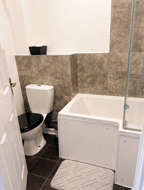 Towels, soap, toilet paper - Modern 2-Bed House Parking & Wi-Fi sleeps 4-5 (Bedford)