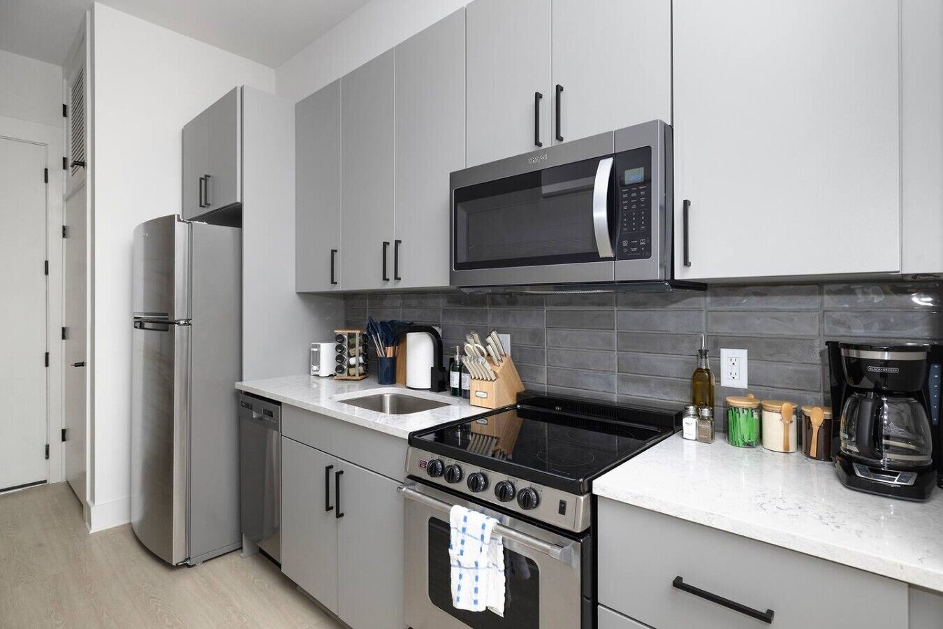 Coffee/tea maker, fridge, microwave, oven