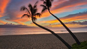A beach with palm trees and a sunset. - Maui 2BR Island-View Villa at Marriott’s Ocean Club - Full Kitchen & Balcony (Lahaina)