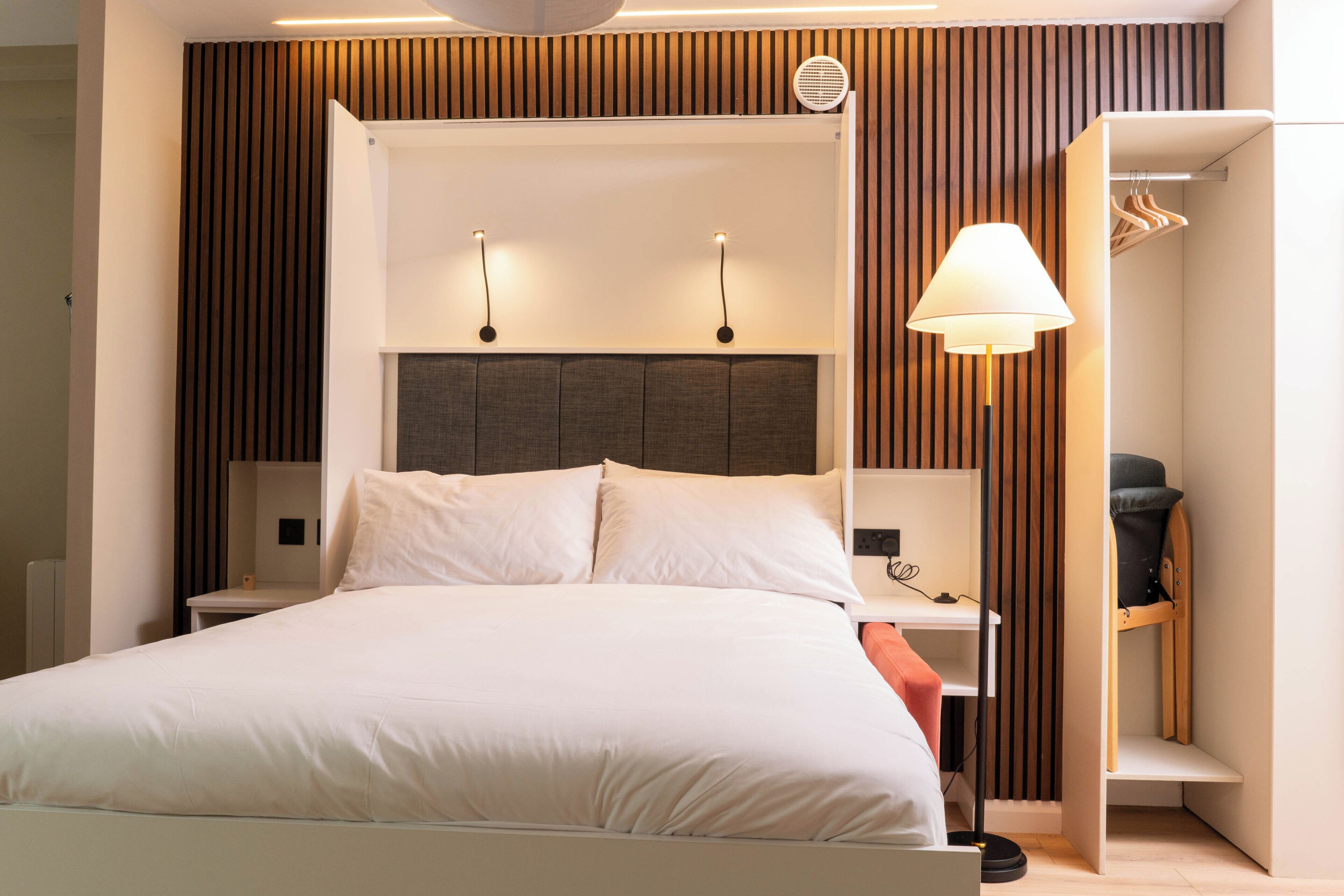 Tabla de planchar con plancha, acceso a internet y ropa de cama 