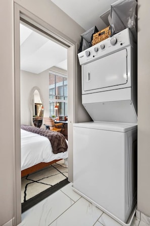 1 Schlafzimmer, Schreibtisch, Bügeleisen/Bügelbrett, Reisekinderbett