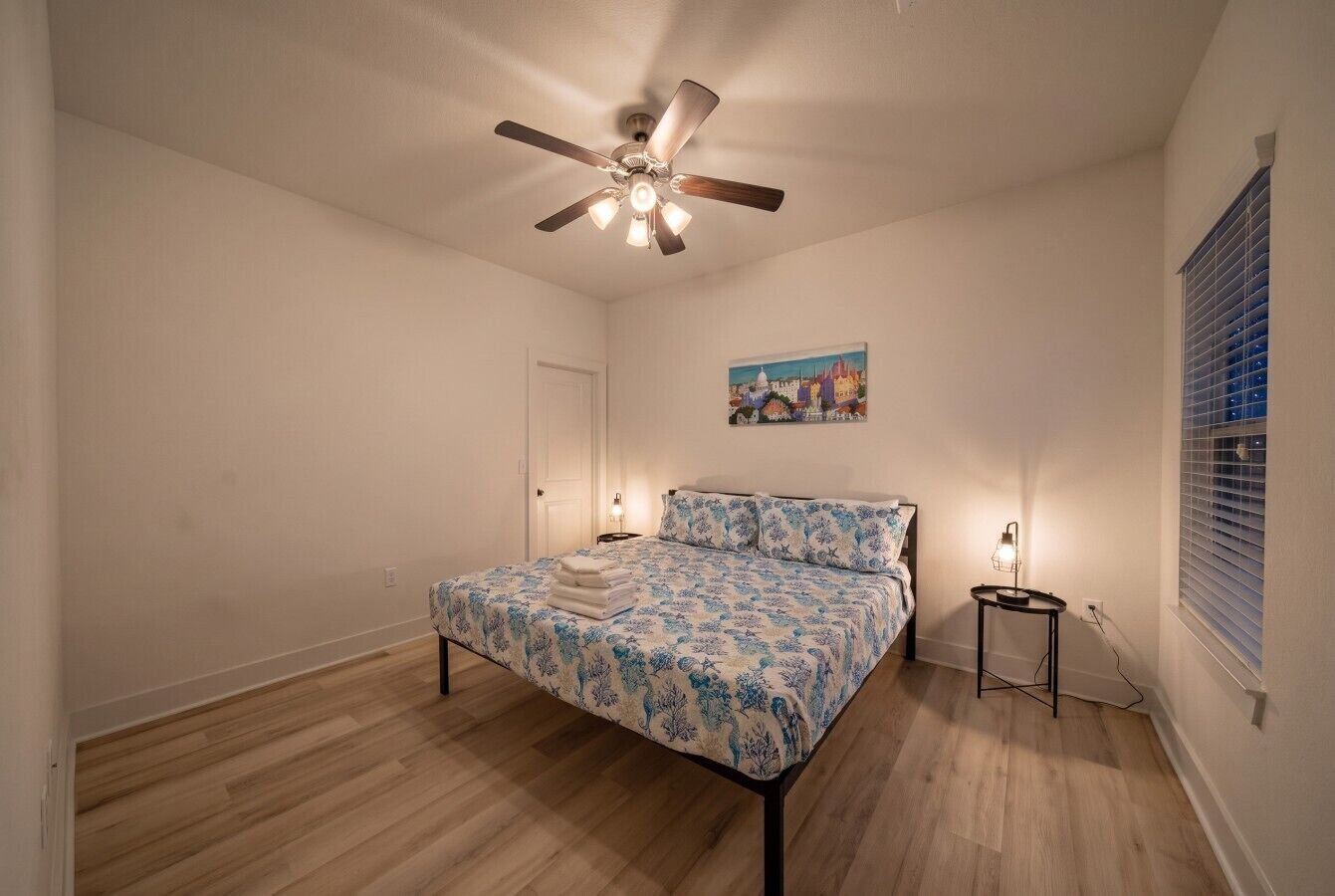 4 Schlafzimmer, Schreibtisch, Bügeleisen/Bügelbrett, Reisekinderbett