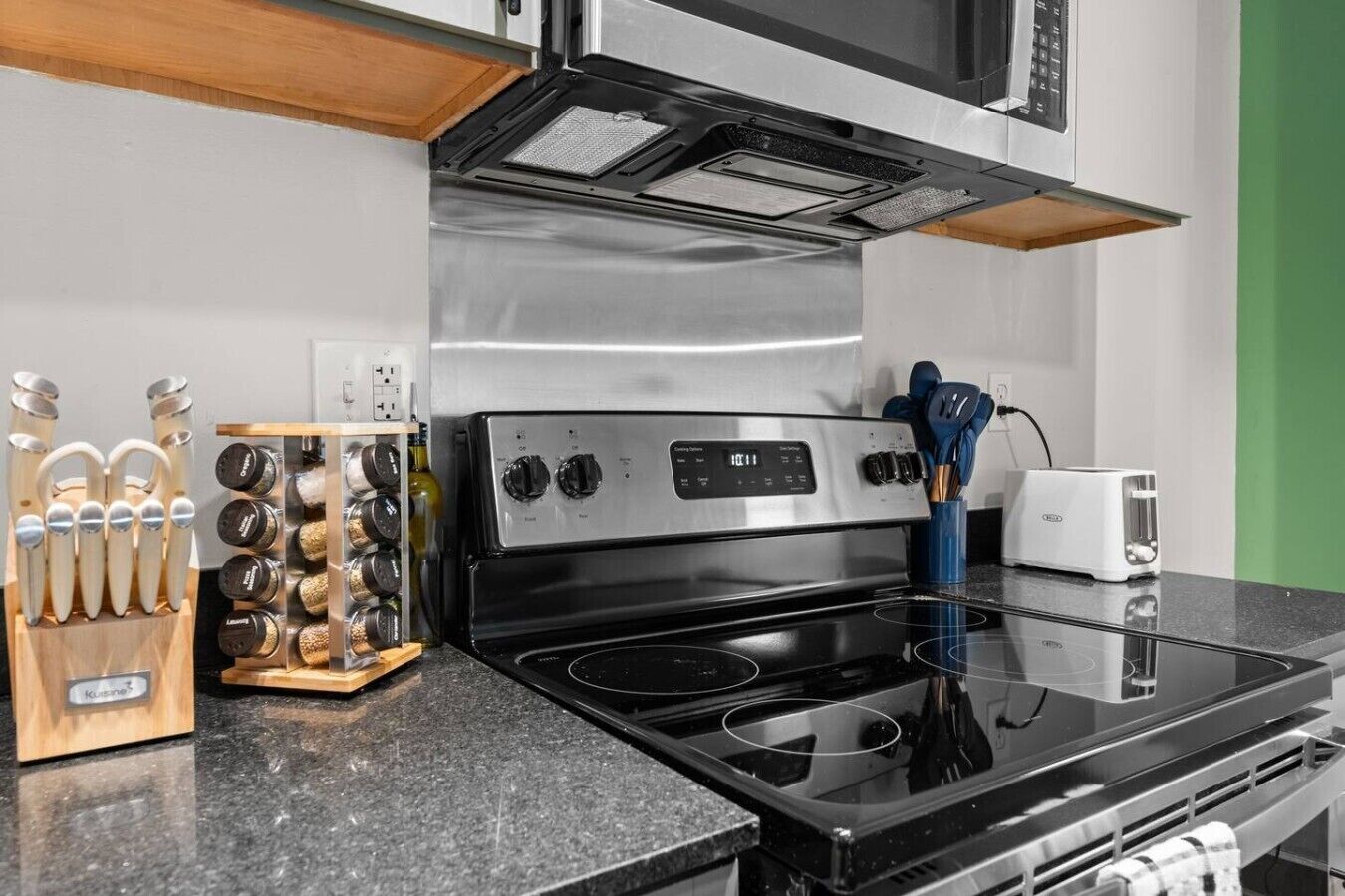 Cafetera o tetera, frigorífico, microondas y horno
