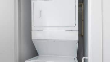 Una unidad compacta, blanca, de lavadora y secadora empotrada en la pared, con panel de control e entrada de agua.