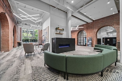 Modern 2BR • Sleeps 8 • Rooftop & Gym & Free Parking, Downtown STL