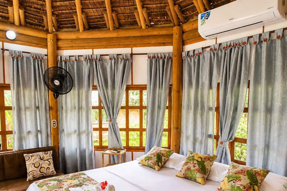 Family Cabin, Lagoon View | Premium bedding, memory foam beds, blackout drapes, WiFi (free)