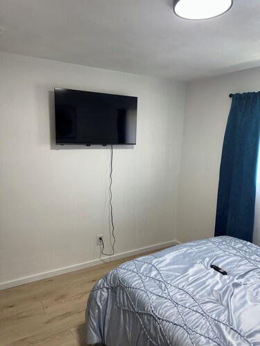 3-bedroom house in welcoming Pittsburgh with cool AC breeze