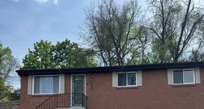 3-bedroom house in welcoming Pittsburgh with cool AC breeze