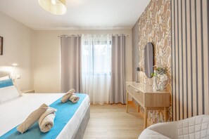 A hotel room with a bed, a bedside table, a mirror, and a window with curtains. - Fénix Horizon Suite by YOUR KEY (Santa Cruz)