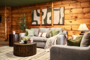 Ein gemütliches Wohnzimmer mit einer Couch, einem Couchtisch und einer Lampe.