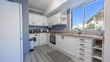Coffee/tea maker, fridge, microwave, oven