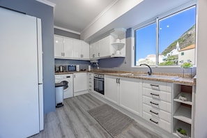 Coffee/tea maker, fridge, microwave, oven - MJ - North Escape by YOUR KEY (Porto Moniz)