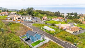 Ein Wohngebiet mit Häusern, einer Straße und Blick auf das Meer.
