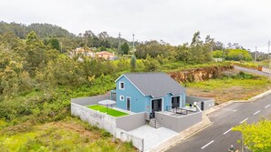 A single-story house with a grey roof, a blue exterior, and a small porch area. - Caldeirão Verde by Your Key (Santana)