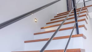 Eine Treppe mit Holzstufen und Metallgeländern.