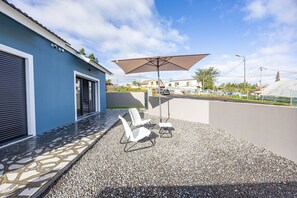 Une terrasse sur le toit, dotée d’un espace salon, d’une pergola et offrant une vue sur le quartier environnant.