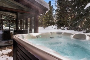 Outdoor spa tub - Elevated Eagle-Vail Duplex with Hot Tub (Avon)