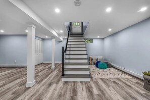 Eine Treppe in einem Raum mit hellblauer Wand und Holzboden.