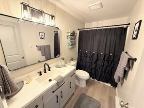 Haartrockner, Handtücher, Seife, Shampoo