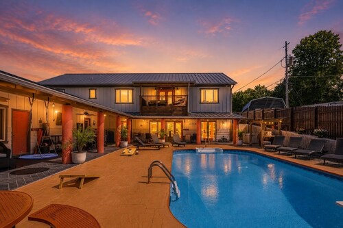 FUN TIMES LUXURY RESORT-3BD/2BA-LAKEFRONT-POOL-ARCADE-PLAYAREA-DOG AREA-MARINA