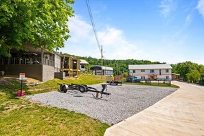 A residential area with houses, a gravel driveway, and a trailer. - FUN TIMES LUXURY RESORT-2BD/1BA-LAKEFRONT-POOL-ARCADE-PLAYAREA-DOG AREA-MARINA (Jacksboro)