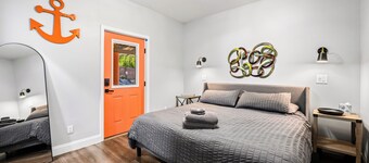 FUN TIMES LUXURY RESORT-13BD/8.5BA-SLEEPS 36-LAKEFRONT-POOL-ARCADE-MARINA