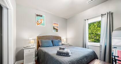 FUN TIMES LUXURY RESORT-13BD/8.5BA-SLEEPS 36-LAKEFRONT-POOL-ARCADE-MARINA