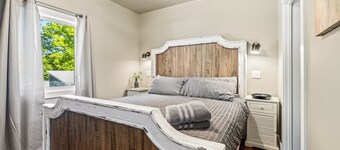 FUN TIMES LUXURY RESORT-13BD/8.5BA-SLEEPS 36-LAKEFRONT-POOL-ARCADE-MARINA