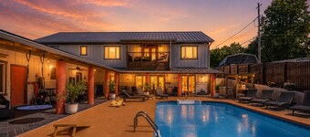 FUN TIMES LUXURY RESORT-13BD/8.5BA-SLEEPS 36-LAKEFRONT-POOL-ARCADE-MARINA