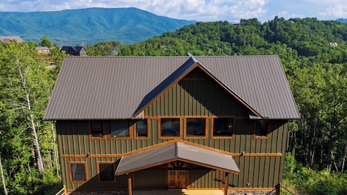 Spurling Escape by Avantstay Indoor Pool + Game Room + Mountain Views Near Dollywood + Gatlinburg