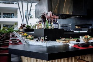 A modern bar area with a long counter, ice, and various bottles and glasses. - Cozy 1-bedroom condo in adorable Cancun with AC and fitness room (cancun)
