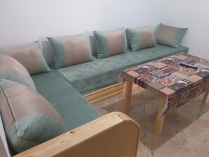 Apartamento, balcón | Interior