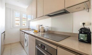 Wasserkocher mit Kaffee-/Teezubehör, Kühlschrank, Mikrowelle