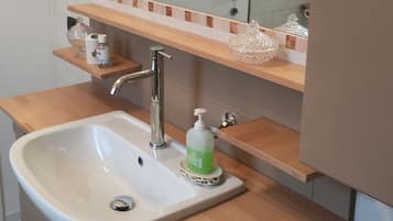 Douche, sèche-cheveux, bidet, serviettes fournies
