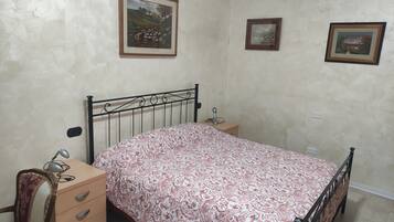 1 bedroom, desk, WiFi (free), bed sheets